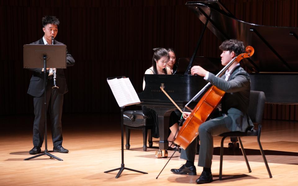 A chamber music performance by HKUST students featuring clarinet, cello, and piano opened the event and set the stage for the dialogue between Prof. WU Hung and Dr. YU Long.