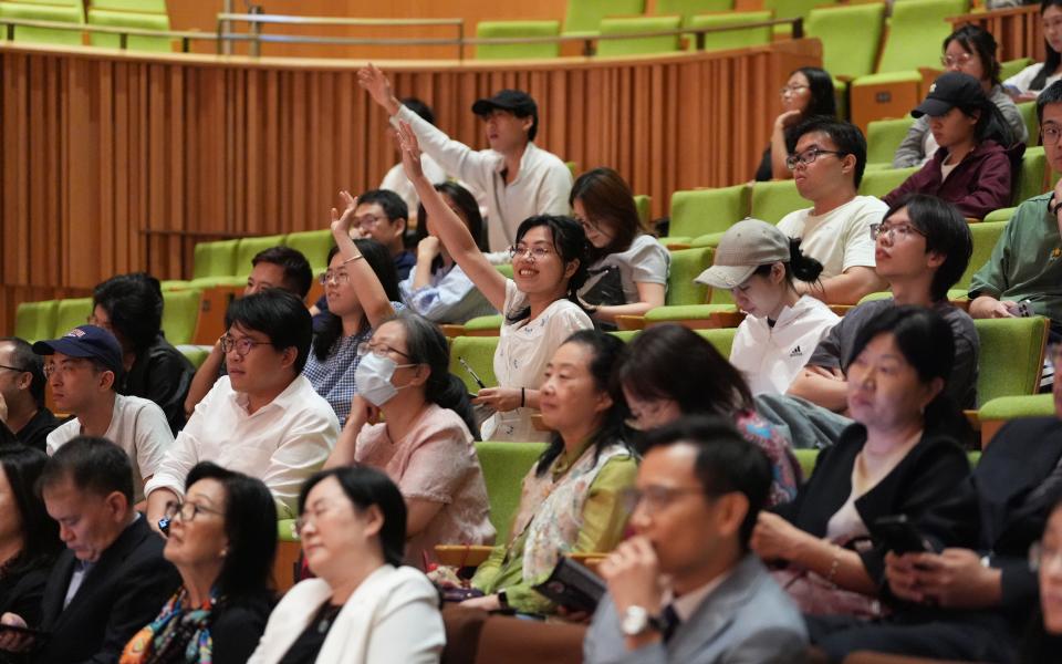 Students actively participated in the audience Q&A session, raising thoughtful questions and engaging directly with Dr. YU Long and Prof. WU Hung on artistic practice, creativity, art therapy, and the future of the arts in the AI era.