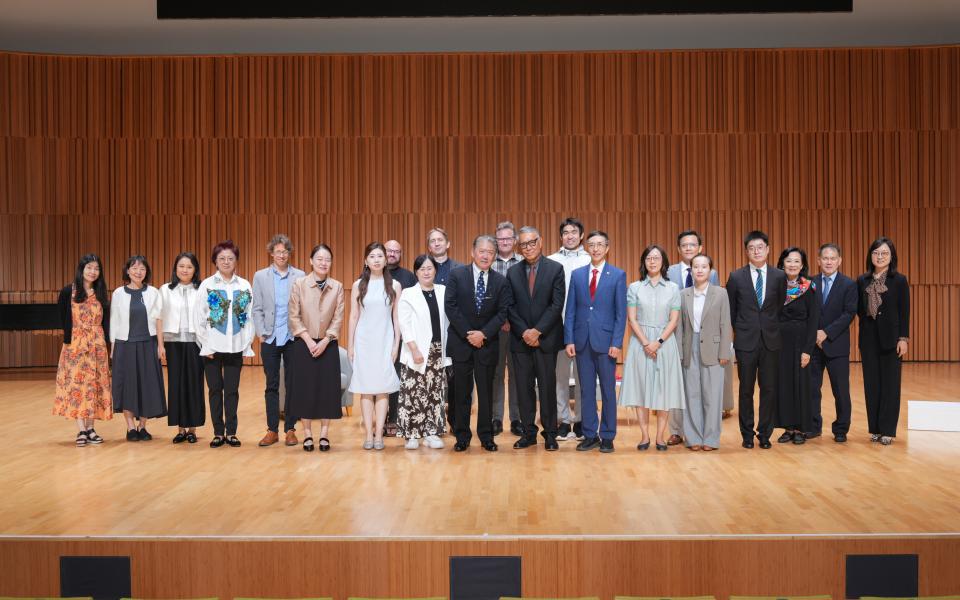 The event concluded with a group photo featuring the speakers, moderators, VIP guests, and faculty members from the HKUST Division of Humanities (HUMA) and the Division of Arts and Machine Creativity (AMC), celebrating the successful completion of Wu Hung × Yu Long: The Boundary of Resonance.